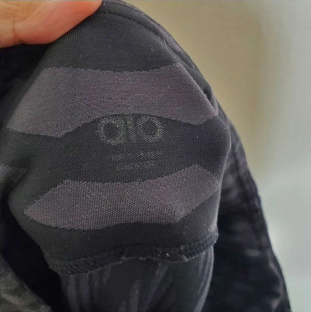Alo Yoga Black & Gray Arch Graphic Print Tight Leggings